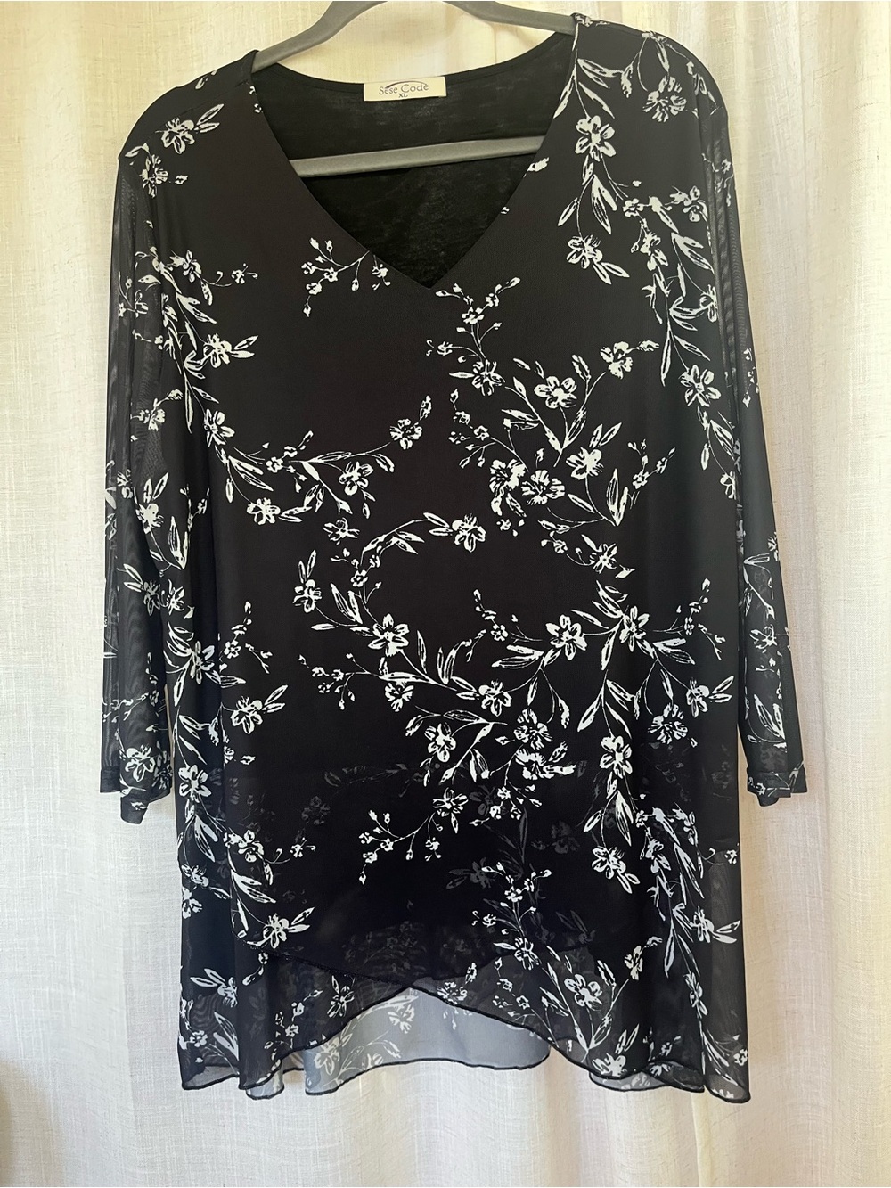Sese code Black Floral V-Neck Tunic Top - Women XL